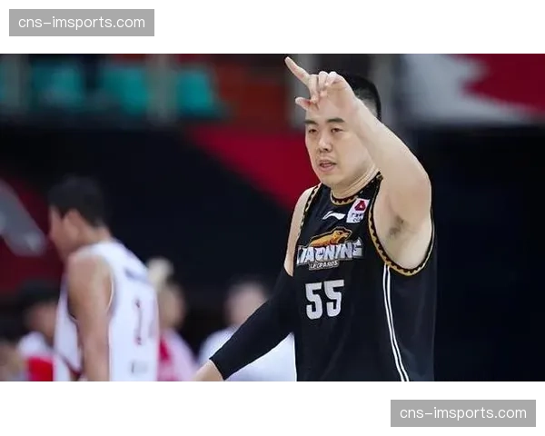 老将韩德君赛后向主场观众鞠躬致意，或暗示赛季后退役